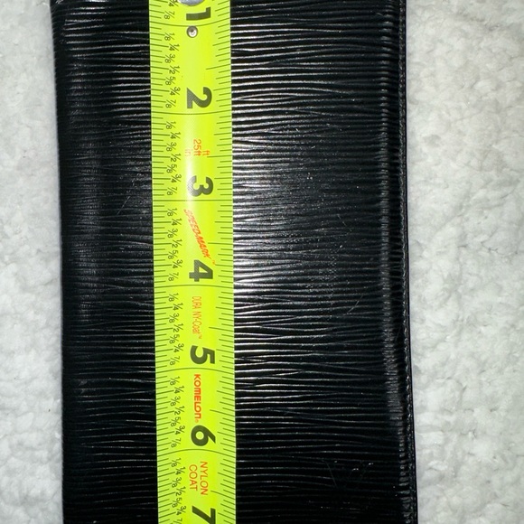 Authentic Louis Vuitton long Epi bifold wallet - Picture 15 of 16